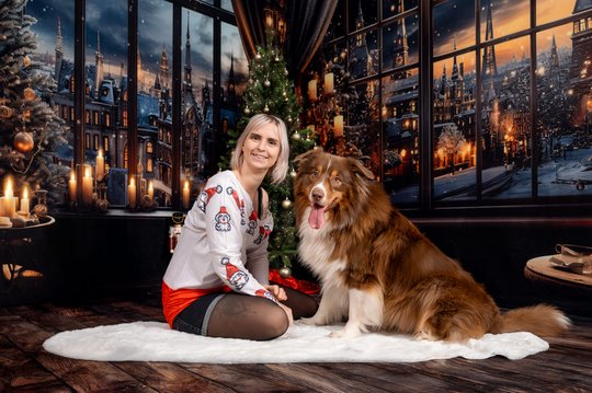 Australian Shepherd mit Frauchen in festlicher Weihnachtsfoto Kulisse