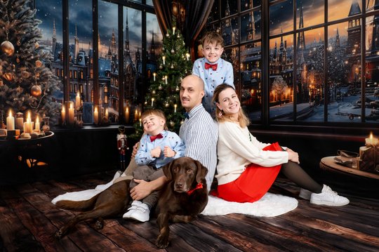 Familie mit Labrador bei Hundeweihnachtsfotoshooting in Dresden