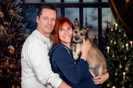 Mischlingshund und Besitzer in weihnachtlicher Fotokulisse