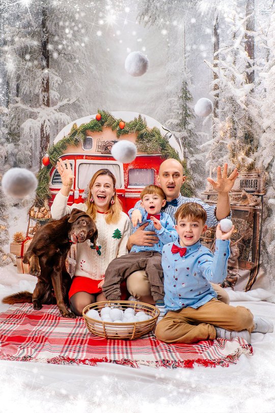 Familie mit Labrador bei Hundeweihnachtsfotoshooting mit Schneeballschlacht in Dresden