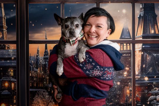 Hund und Frauchen Weihnachtsfotos im Fotostudio Dresden